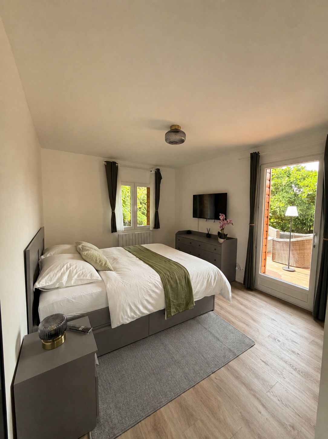 Iron/ironing board, WiFi, bed sheets