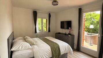 Iron/ironing board, WiFi, bed sheets