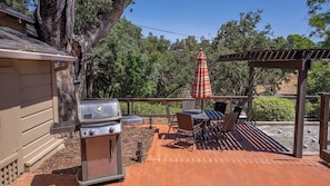 An outdoor patio with a grill, dining table, chairs, and an umbrella. - Ridgeview Retreat by Avantstay Bocce Court + BBQ + Oak Views Paso Robles Wine Country (Paso Robles)