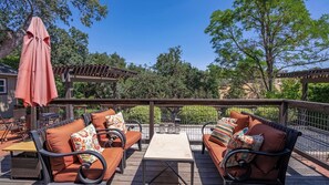 An outdoor patio with a wooden deck, cushioned seating, and a pergola. - Ridgeview Retreat by Avantstay Bocce Court + BBQ + Oak Views Paso Robles Wine Country (Paso Robles)