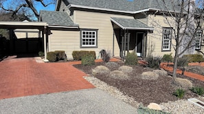 A residential house with a garage, a driveway, and landscaped garden with shrubs and a tree. - Ridgeview Retreat by Avantstay Bocce Court + BBQ + Oak Views Paso Robles Wine Country (Paso Robles)