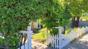 A white picket fence with a white post and a white picket fence in the background. - Chateau Paso by Avantstay Pool Table + Private Deck Walk to Downtown Paso (Paso Robles)