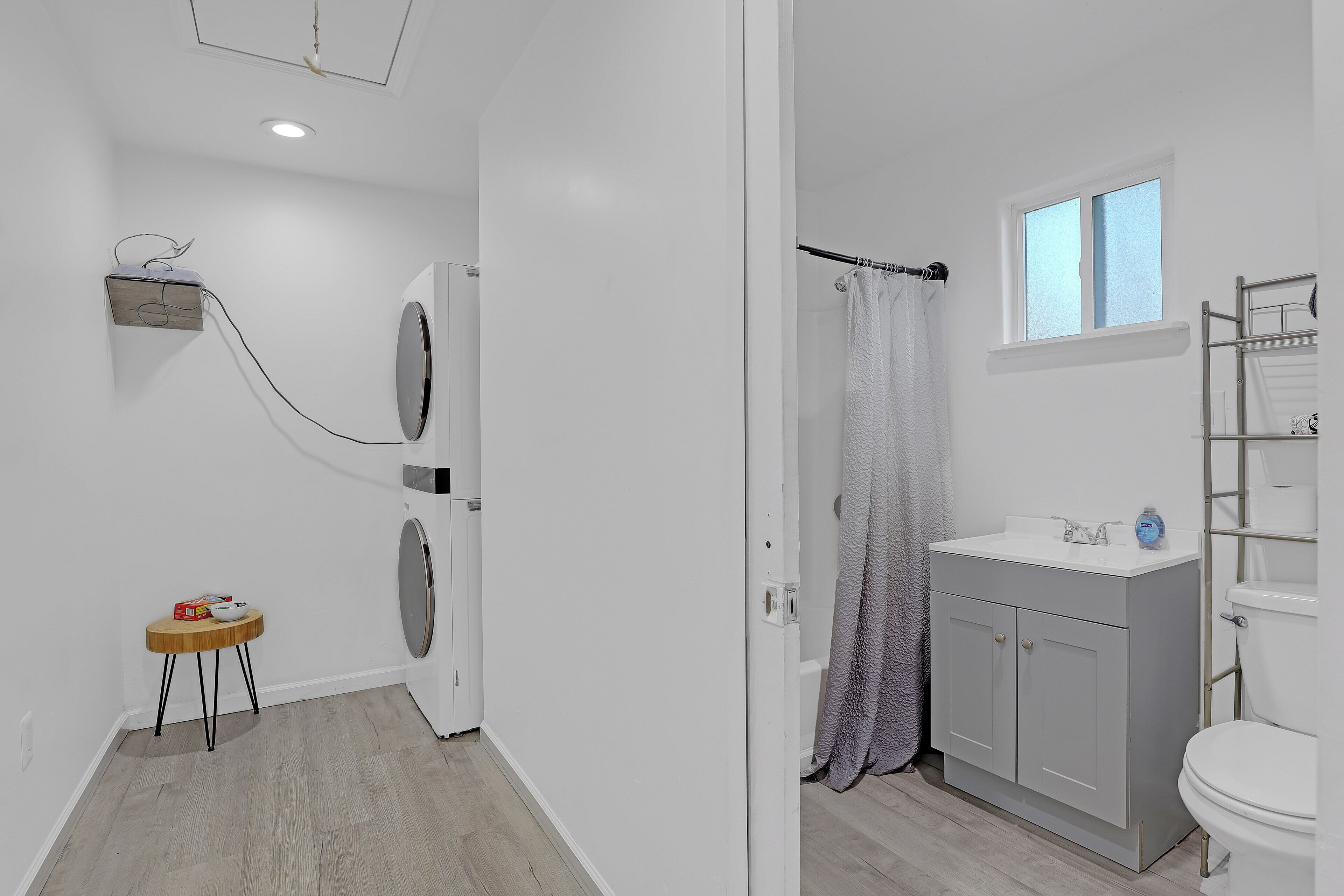 Et moderne badeværelse med toilet, vask og bruser.