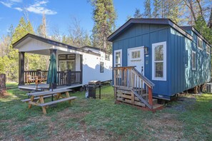 Outdoor dining - Tiny Blue at Yosemite Gateway (Groveland)