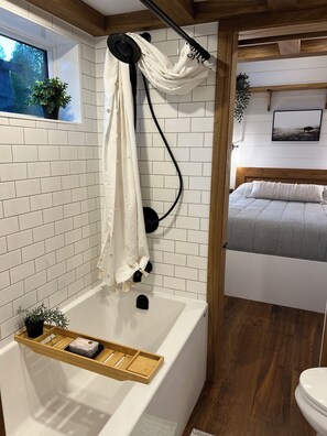 Cottage phong cách cổ điển, quang cảnh núi | Phòng tắm