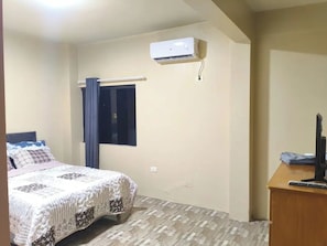 Escritorio, espacio para trabajar con laptop y cortinas blackout 