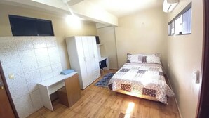 Escritorio, espacio para trabajar con laptop y cortinas blackout 