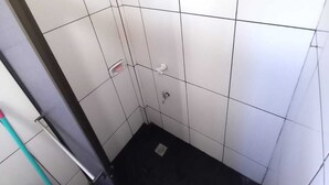 Departamento Confort, balcón | Baño | Pantuflas, toallas, jabón, papel de baño 