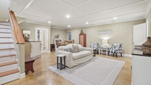A spacious living area with a staircase, a dining table, and a cozy seating arrangement. - 13th Street Retreat by Avantstay Ensuite Suites + Sun Porch & Patio Downtown Paso Robles (Paso Robles)