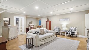 A cozy living room with a sofa, chairs, a small table, and a cabinet. - 13th Street Retreat by Avantstay Ensuite Suites + Sun Porch & Patio Downtown Paso Robles (Paso Robles)