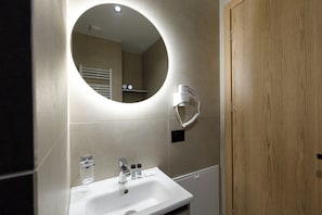 Douche, sèche-cheveux, serviettes fournies, savon