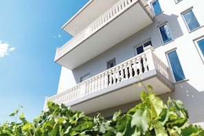 Exterior detail - Lumora Living Modern Apartment • Free Parking (Gjirokastër)