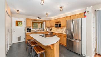 Coffee/tea maker, fridge, microwave, oven