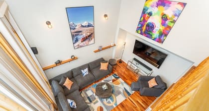 2-Minute DRIVE to Jasper National Park | 5 Bedrooms / 4 Bathrooms & 8 Beds