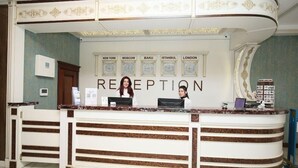 A reception desk with a sign listing cities like New York, Moscow, Baku, Istanbul, and London. - Alis Hotel Baku (Baku)