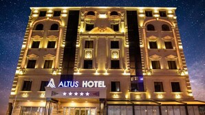 The exterior of the Altus Hotel with a star rating of 5 stars, illuminated facade, and a clear night sky. - Alis Hotel Baku (Baku)