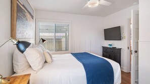 A bedroom with a bed, a desk, a lamp, a television, and a window with blinds. - 7th Street Sanctuary by Avantstay Walk to Downtown + Sun Porch Paso Robles (Paso Robles)