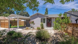 A residential property with a covered patio, a front yard with a rock garden, and a house with a red door. - 7th Street Sanctuary by Avantstay Walk to Downtown + Sun Porch Paso Robles (Paso Robles)