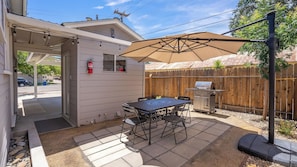 A patio with a table and chairs, a barbecue grill, and a covered area with a canopy. - 7th Street Sanctuary by Avantstay Walk to Downtown + Sun Porch Paso Robles (Paso Robles)