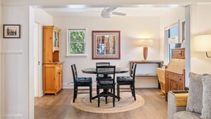 A dining area with a round table, four chairs, a ceiling fan, and a window with a view of greenery. - 7th Street Sanctuary by Avantstay Walk to Downtown + Sun Porch Paso Robles (Paso Robles)