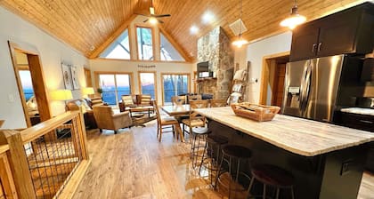 Live the High Life! UNBELIEVABLE VIEWS, Hot Tub, Pup Friendly!