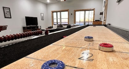 Live the High Life! UNBELIEVABLE VIEWS, Hot Tub, Pup Friendly!