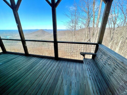 Live the High Life! UNBELIEVABLE VIEWS, Hot Tub, Pup Friendly!