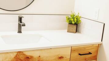Dusche, Haartrockner, Shampoo