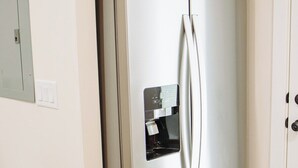 Ein Edelstahl-Kühlschrank mit separatem Gefrierfach, Eiswürfelbereiter und Wasserspender.