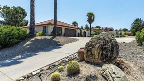 A residential area with a house, palm trees, and cacti. - Hacienda Buena Vida by Avantstay Gated Casita + BBQ Courtyards Wine Country (Templeton)
