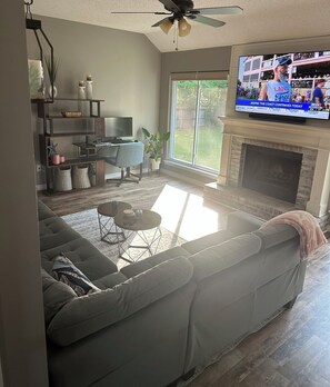 Living area - Coastal  Serenity 3-bedroom house with heated pool and hot tub (Gulfport)