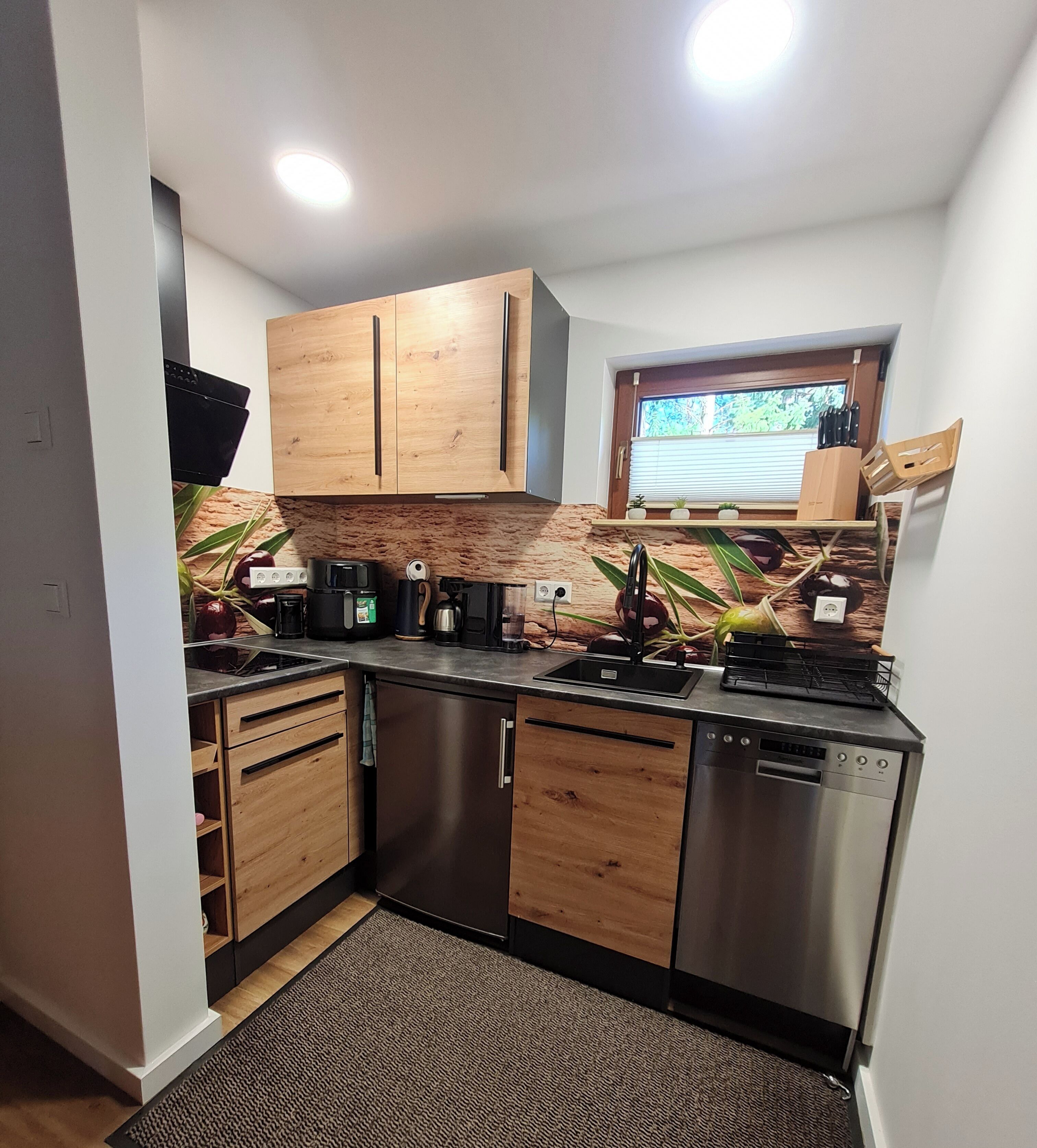 Wasserkocher mit Kaffee-/Teezubehör, Kühlschrank, Geschirrspüler