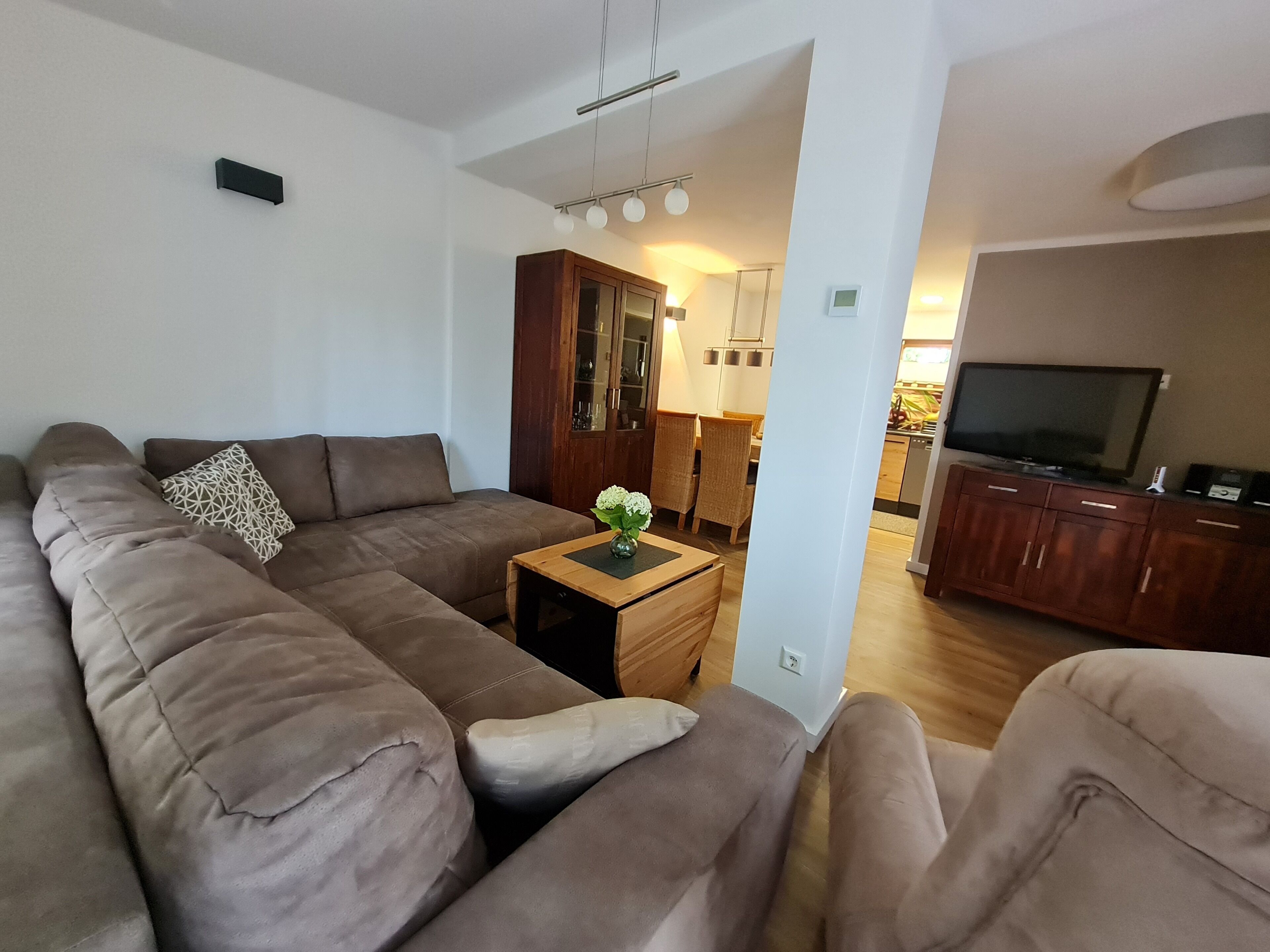 Fernseher, DVD-Player, Bücher, Stereoanlage