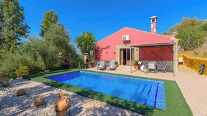 A house with a swimming pool, outdoor seating, and a stone chimney. - Casa Rural La Higuera El Gastor by Ruralidays (Cádiz)