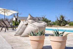 Outdoor seating with cushions and two large planters with agave plants. - Lovely Villa w/ Pool & Garden, close to beaches (Pescoluse)
