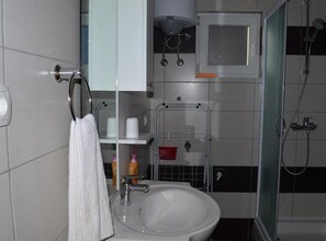 Ein Badezimmer mit Waschbecken, Toilette und Dusche.