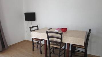 Apartment (One Bedroom Apartment with Sea View a) | Dining room