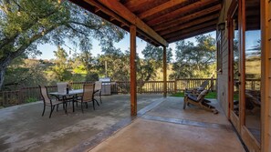An outdoor patio with a wooden pergola, a barbecue grill, and a dining table with chairs. - Vita Amorosa by Avantstay Gated Cottage + Oak & Vineyard Views Near Paso Robles (Atascadero)