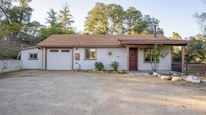 A single-story house with a garage, a front porch, and a driveway. - Vita Amorosa by Avantstay Gated Cottage + Oak & Vineyard Views Near Paso Robles (Atascadero)