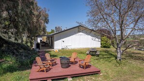 A modern house with a deck, outdoor seating, and a fire pit. - Whispering Wine by Avantstay Country Acreage + Fire Pit + Deck Central Coast Wine Country (Paso Robles)