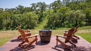 A deck with wooden chairs and a central barrel fire pit. - Whispering Wine by Avantstay Country Acreage + Fire Pit + Deck Central Coast Wine Country (Paso Robles)