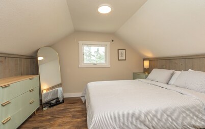 Hunkerdown Hideaway | Pet-Friendly  |  4 Bedrooms  | Near Clare’s Beaches