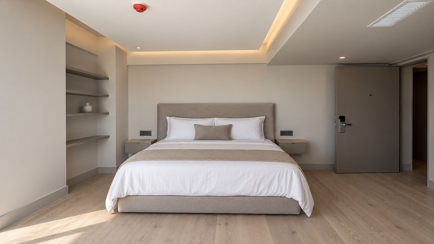 Een moderne slaapkamer met een groot bed, nachtkastjes, een kledingkast en ingebouwde planken.