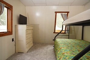 Room - Glass-Front Lake Cottage, Fire Pit, Sleeps 7. Wireless internet, Heat/AC. (Horton)