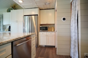 Private kitchen - Glass-Front Lake Cottage, Fire Pit, Sleeps 7. Wireless internet, Heat/AC. (Horton)