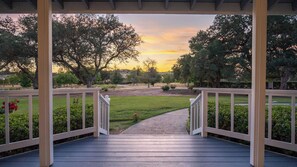 A wooden deck with white railings leading to a grassy area with trees. - Oaks and Roses Ranch by Avantstay Pool + Game Room Paso Wine Country (Paso Robles)