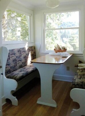 Dining - The Horsfall House in Randle, WA (Randle)