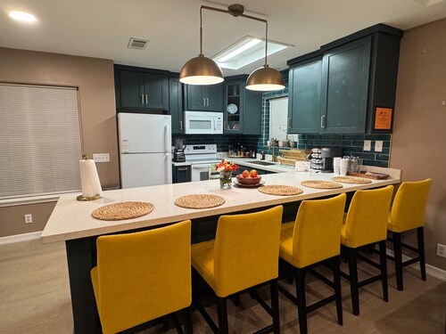 2-bedroom condo in superb McAllen with cool AC