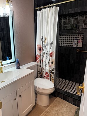 Douche, sèche-cheveux, serviettes fournies, savon