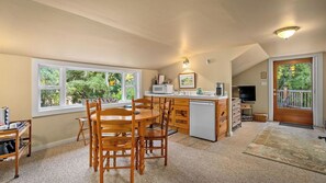 A compact kitchen with a dining area, a microwave, a refrigerator, and a television. - Dunning Ranch Suite One by Avantstay Vineyard Views + Private Deck + Hydro Spa Tub Paso Robles + Willow Creek AVA (Paso Robles)